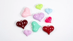 Macro-opname van kleurrijke hartvormige bedeltjes voor het maken van DIY-sieraden