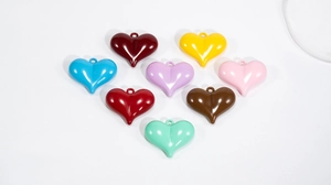 Macro-opname van kleurrijke hartvormige hars hangers voor het maken van DIY-sieraden