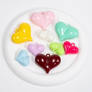 Kleurrijke hartvormige hars hangers voor DIY-sleutelhangers in diverse macaron kleuren
