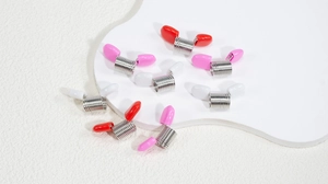 Detail von Federclips mit bunten Kunststoffkappen für DIY handgemachte Perlen-Schmuck