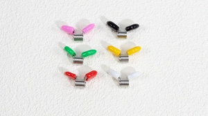 Detailansicht bunter Perlenstopper-Clips mit Metallfeder für DIY-Schmuckherstellung