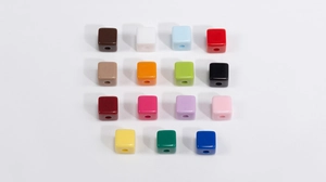 Detail van 15 kleurrijke vierkante acryl kralen met gaten voor DIY sieraden maken