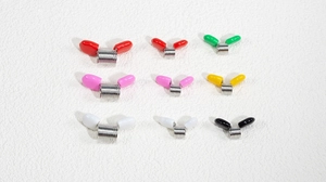 Nahaufnahme bunter Perlenstopper in zwei Größen für DIY-Schmuck und Perlenarbeiten