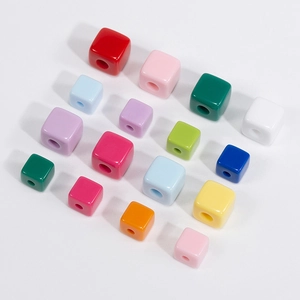 Gekleurde acryl kubuskralen met gaten voor DIY sieraden en creatieve projecten