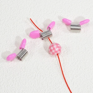 DIY Perlenstopper-Werkzeuge mit rosa Kappen und Silberfedern für Schmuckprojekte