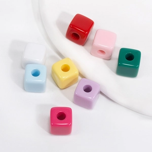 Gekleurde kubusvormige acryl kralen met gaten voor DIY-sieraden en kettingen maken