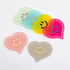 Πολύχρωμα ακρυλικά κρεμαστά καρδιές με smiley και τρύπες για κατασκευές DIY