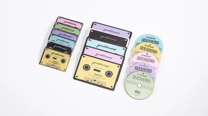 Nahaufnahme von retro Acryl-Anhängern in Kassetten- und CD-Form in bunten Farben
