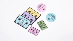 Makroaufnahme bunter Acryl-Retro-Kassette und Vinyl-Schallplatten-Anhänger für DIY-Schmuck