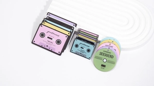 Detail von Retro Acryl-Kassetten und CD-Anhängern in lebendigen Pastellfarben