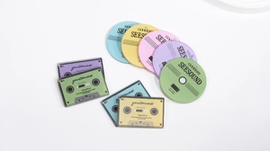 Flache Darstellung bunter Retro-Kassetten- und CD-Anhänger aus Acryl für DIY-Schmuck
