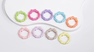 Nove anelli a molla ottagonali colorati e perlati con elegante dettaglio a fiocco per DIY