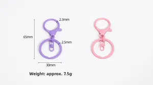 Dettaglio chiusura a moschettone laccata colorata con dimensioni 65mm lunghezza e 30mm anello