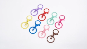 Set di moschettoni colorati in metallo e anelli portachiavi in varie tinte vivaci