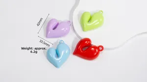 Nahaufnahme bunter Herzanhänger aus Acryl mit Maßen von 42mm x 33.5mm und Aufhängung
