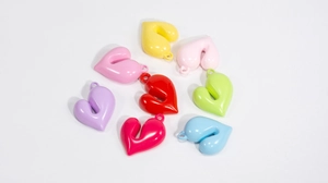 Pendenti colorati a forma di cuore in acrilico per gioielli fai-da-te e chiavi