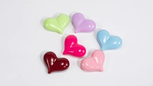 Dettaglio di perline colorate a cuore in acrilico per gioielli fai-da-te e portachiavi