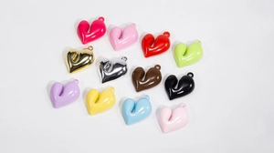 Pendenti a cuore in acrilico colorato con finitura lucida per creazioni di gioielli fai da te