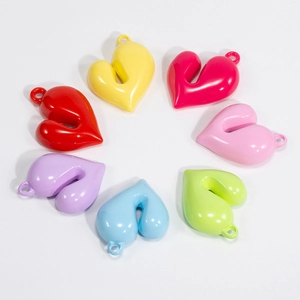 Set di sette ciondoli a cuore in acrilico colorato lucido per gioielli fai da te