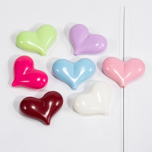 Set di perline a cuore in acrilico macaron in sette colori con ago per bigiotteria