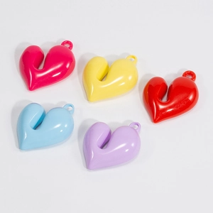 Ciondoli a cuore in acrilico lucido in cinque colori vivaci per gioielli e artigianato DIY