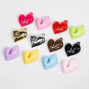 Ciondoli a cuore in acrilico lucido in dodici colori vivaci per gioielli e accessori fai da te