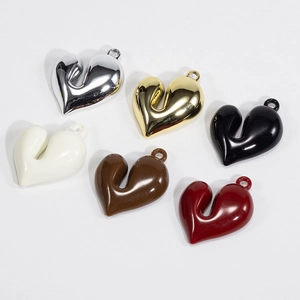 Ciondoli a cuore in acrilico lucido in vari colori metallici per gioielli fai-da-te