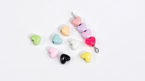 Makroaufnahme bunter Herzperlen für DIY-Schmuck mit Loch zum Auffädeln