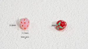 Detailansicht der Erdbeer-Bastelperlen mit Maßen 13,3x11,7 mm und 2 mm Lochgröße