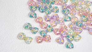 Detalle de cuentas de lazo de acrílico irisado con lentejuelas de corazón para DIY
