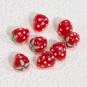 Süße rote Erdbeerperlen mit grünen Blättern und weißen Punkten für DIY Schmuck