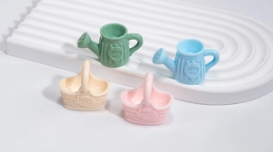 Détail de mini arrosoirs et paniers de jardin en résine aux couleurs pastel macaron