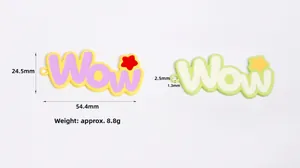 Detailansicht bunter Wow-Anhänger mit Maßen und Sternen für DIY-Schmuckzubehör