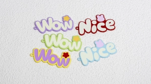 Nahaufnahme bunter Wow und Nice Anhänger aus Harz für DIY-Schmuck und Schlüsselanhänger