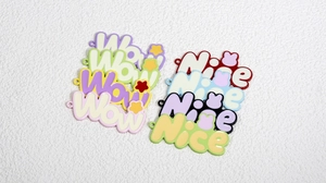 Nahaufnahme bunter Wow und Nice Anhänger aus Legierung für DIY-Schmuck und Schlüsselanhänger