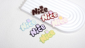 Detailansicht bunter Nice-Anhänger mit niedlichen Hasenfiguren für DIY-Schmuckzubehör