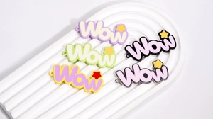 Detailansicht bunter Wow-Anhänger aus Legierung für DIY-Schmuckherstellung und Zubehör