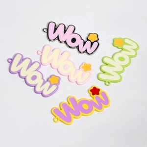 Fünf bunte Wow-Buchstabenanhänger aus Legierung mit Sternen für DIY-Schmuck und Schlüsselanhänger