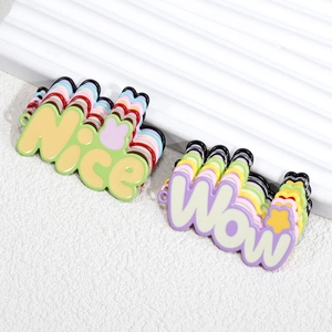 Bunte Wow- und Nice-Anhänger für Schlüsselanhänger und DIY-Schmuckherstellung Zubehör