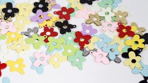 Dettaglio di ciondoli a fiore colorati a cinque petali in lega per gioielli e borse DIY