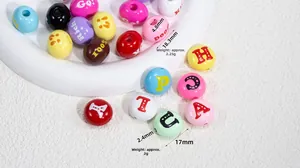 Makroansicht bunter 17mm Acryl-Alphabetperlen mit graviertem Text für DIY-Schmuck