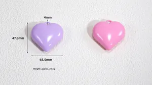 Große Acryl-Herzanhänger in Pink und Lila mit Abmessungen 48,5 mm x 47,3 mm im Detail