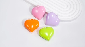 Detail von bunten Herzanhängern aus Acryl mit glänzendem Finish für DIY-Schmuck