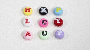 Nahaufnahme bunter Acryl-Buchstabenperlen für DIY-Schmuck und Handyketten-Zubehör