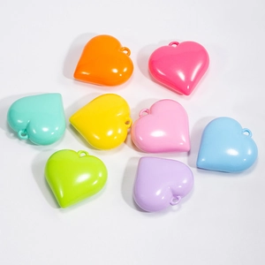 Set mit acht farbigen Herzanhängern aus Acryl für DIY-Schmuck und Schlüsselanhänger