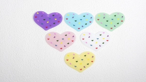 Dettaglio di ciondoli a cuore in acrilico opaco colorato per gioielli e portachiavi DIY
