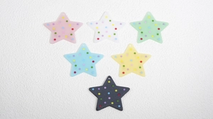 Set di sei ciondoli a stella in acrilico satinato con piccoli motivi per gioielli DIY