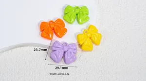 Detalle de colgantes de lazo acrílico de 29mm en colores neón con peso de unos 2,5g