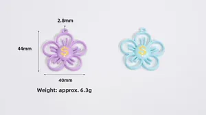 Détail macro de pendentifs fleurs évidés en alliage avec signe dollar pour bijoux DIY