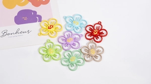 Détail macro de pendentifs fleurs en alliage de sept couleurs avec signe dollar doré